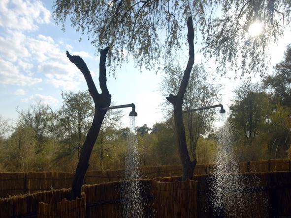 Tafika Lodge - Outdoor Shower 